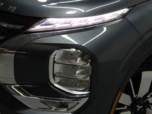 New 2025 Mitsubishi Outlander SE image 2