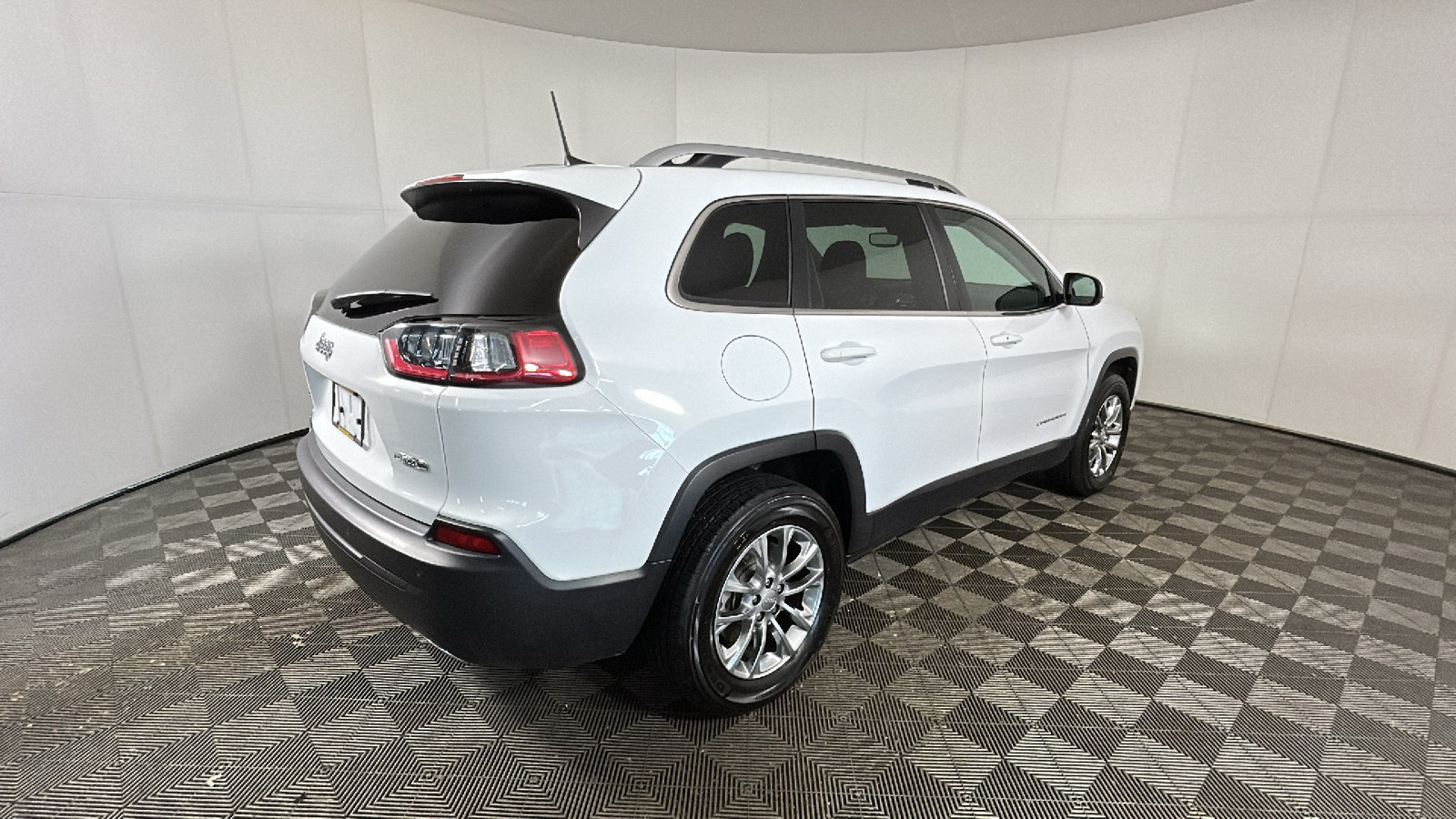 Used 2021 Jeep Cherokee Latitude Lux w/ Sun & Sound Group AWD/4WD image 3