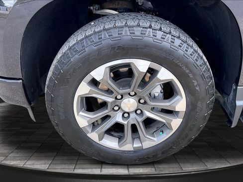 Used 2024 Chevrolet Silverado 1500 High Country w/ Technology Package AWD/4WD image 9