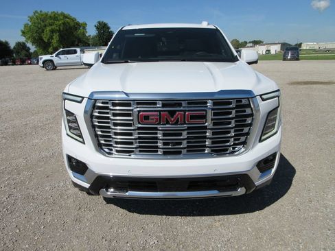 New 2026 GMC Yukon Denali w/ Denali Reserve Package AWD/4WD image 10