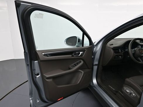 Certified 2026 Porsche Macan image 16