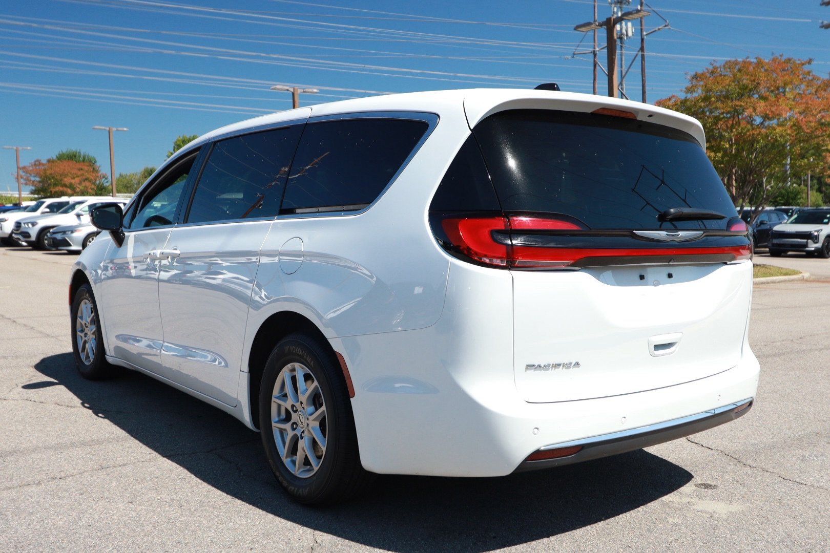 Used 2025 Chrysler Pacifica Select FWD image 3