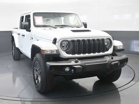 Used 2025 Jeep Gladiator Sport image 9