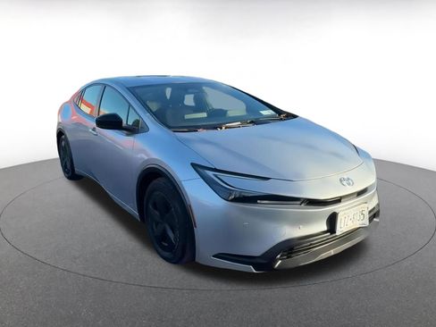 Used 2025 Toyota Prius LE image 3
