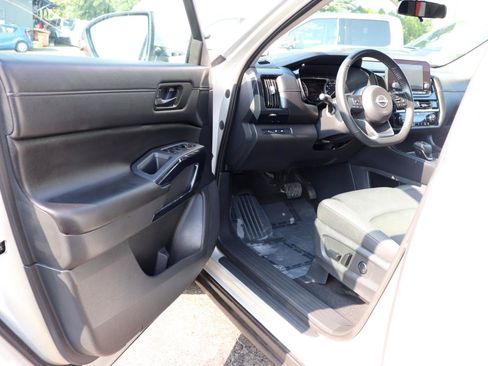 Used 2025 Nissan Pathfinder SV AWD/4WD image 10