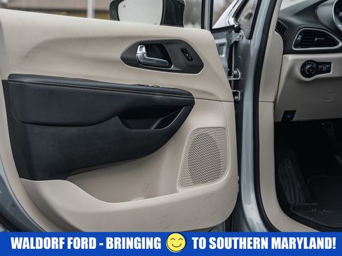 Used 2024 Chrysler Pacifica Touring-L image 40