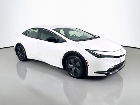 Used 2024 Toyota Prius LE image 3