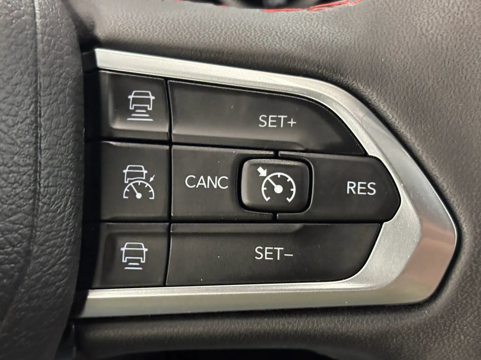 Used 2025 Jeep Compass Trailhawk w/ Trailhawk Convenience Group AWD/4WD image 48