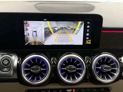 Used 2023 Mercedes-Benz GLB 250 w/ Premium Package image 35