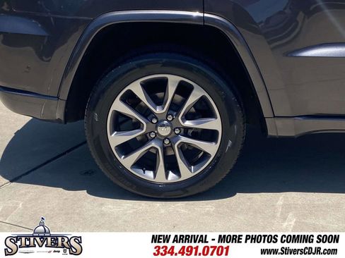 Used 2017 Jeep Grand Cherokee Overland w/ Jeep Active Safety Group AWD/4WD image 11