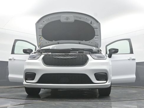 Used 2025 Chrysler Pacifica Limited FWD image 67
