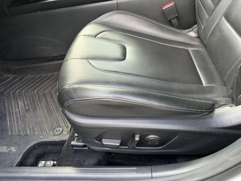 Used 2025 Hyundai Elantra Limited FWD image 7