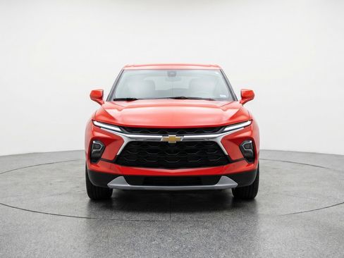 Used 2025 Chevrolet Blazer LT FWD image 2