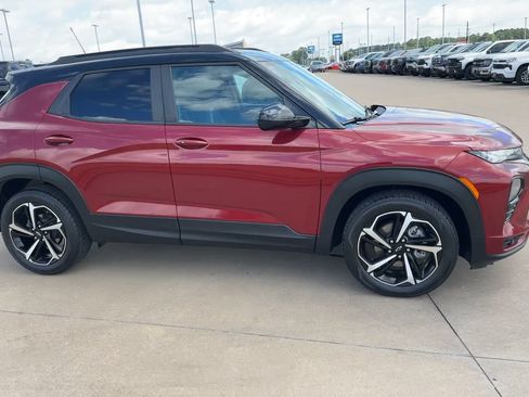 Used 2022 Chevrolet TrailBlazer RS w/ Sun and Liftgate Package FWD image 2