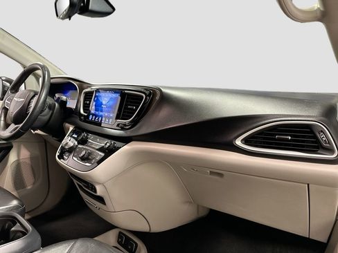 Used 2017 Chrysler Pacifica Touring-L FWD image 31
