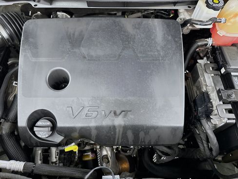 Used 2022 Chevrolet Traverse LT FWD image 37