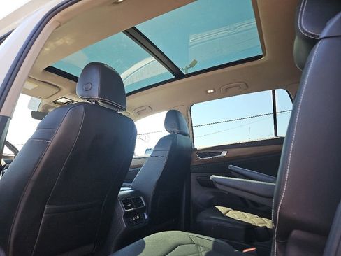 Used 2024 Volkswagen Atlas SE w/ Panoramic Sunroof Package FWD image 30