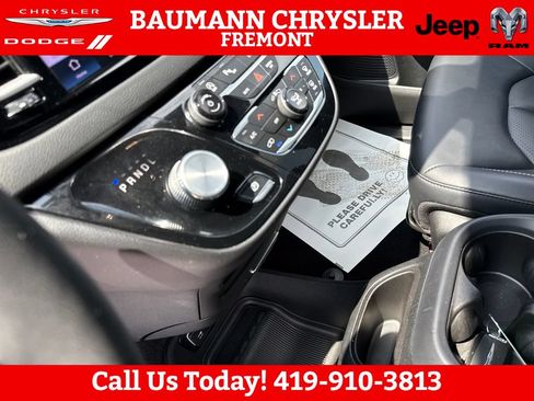 Used 2025 Chrysler Pacifica Select FWD image 23