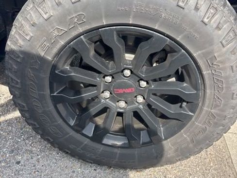 Used 2022 GMC Sierra 1500 AT4X image 10