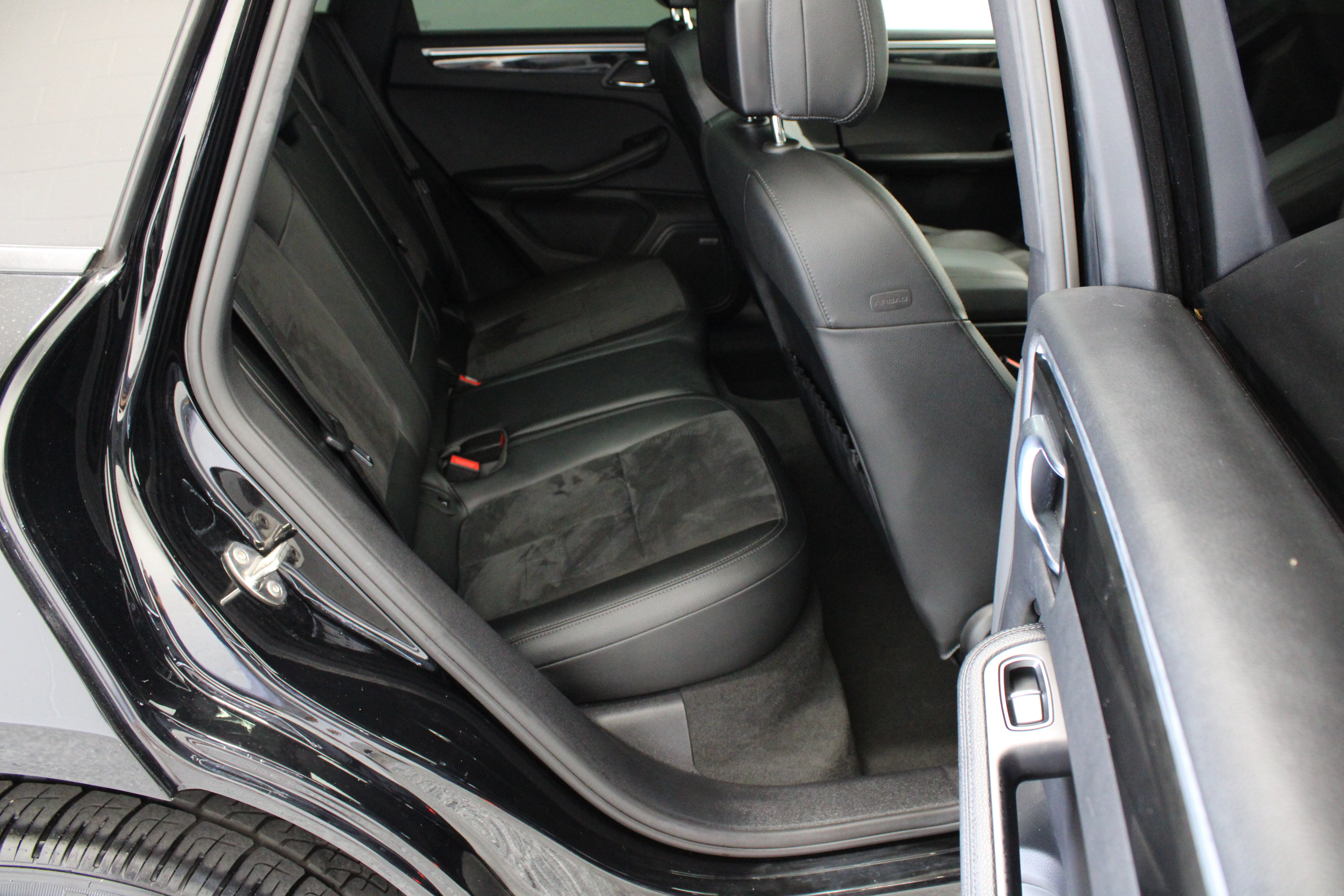 Used 2018 Porsche Macan Sport Edition AWD/4WD image 35