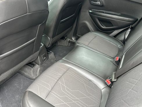 Used 2022 Chevrolet Trax LT w/ LT Convenience Package image 13