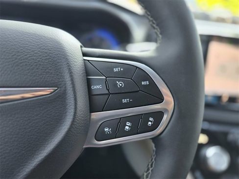 Used 2024 Chrysler Pacifica Touring-L image 22