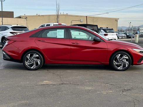 Certified 2025 Hyundai Elantra SEL w/ Cargo Package image 3
