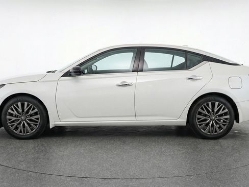 Used 2025 Nissan Altima 2.5 SV FWD image 5