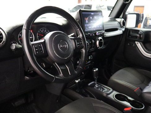 Used 2017 Jeep Wrangler Unlimited Sahara w/ Connectivity Group AWD/4WD image 31