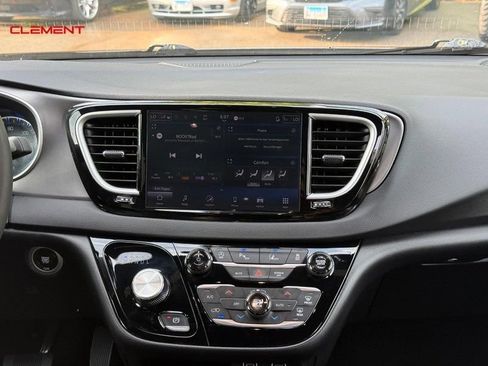 Used 2025 Chrysler Pacifica Select FWD image 17