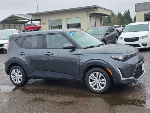 Used 2025 Kia Soul LX image 2