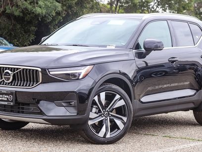 New 2025 Volvo XC40 B5 Ultra w/ Climate Package