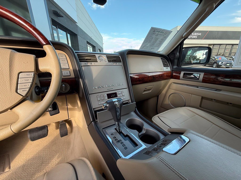 Used 2005 Lincoln Navigator Ultimate AWD/4WD image 24