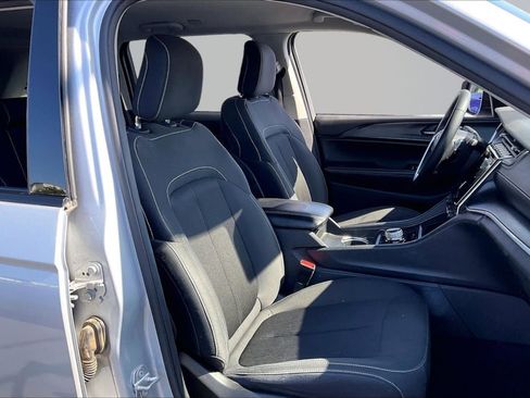 Used 2024 Jeep Grand Cherokee Laredo RWD image 7