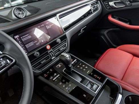 Certified 2025 Porsche Macan image 29