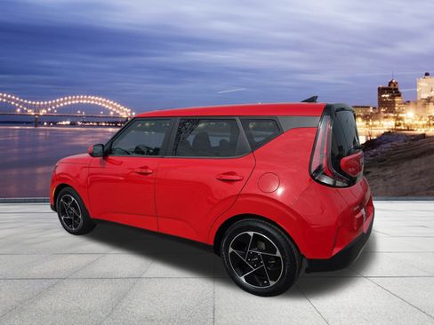 Used 2023 Kia Soul EX image 3
