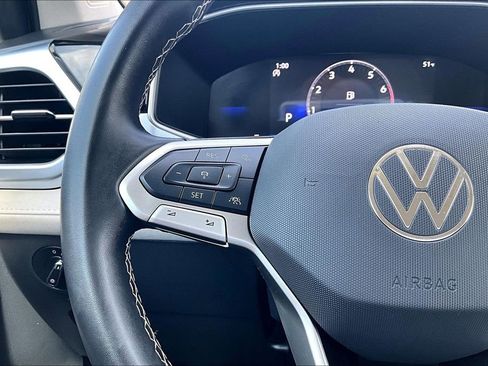 Used 2025 Volkswagen Taos SE image 18