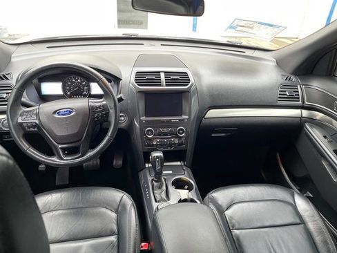 Used 2018 Ford Explorer XLT w/ Equipment Group 202A image 10