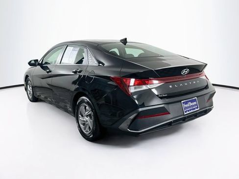 Certified 2025 Hyundai Elantra SE FWD image 6