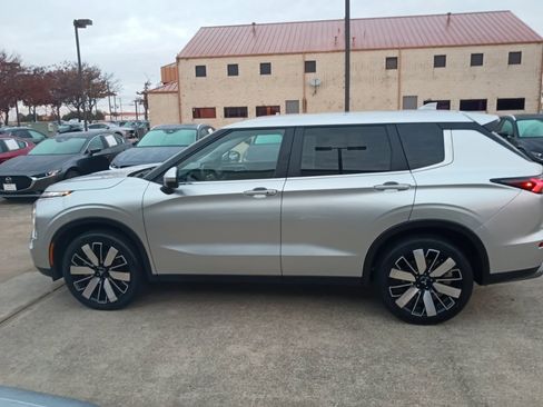 Used 2025 Mitsubishi Outlander SE image 4