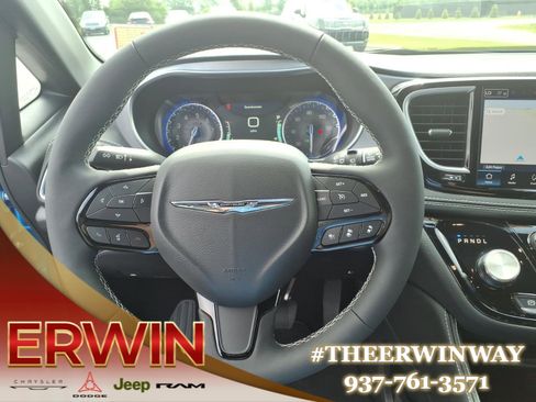 Used 2026 Chrysler Pacifica Limited w/ S Appearance Package FWD image 17