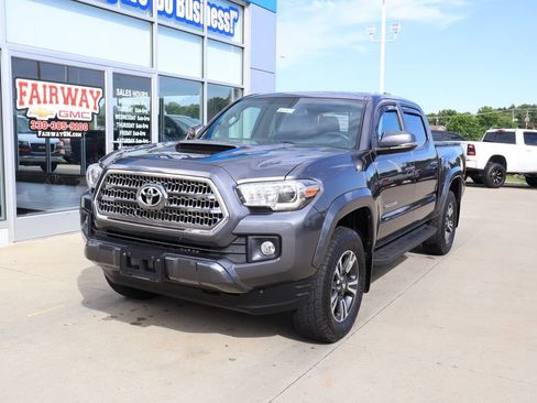 Used 2017 Toyota Tacoma TRD Sport w/ Premium & Technology Package AWD/4WD image 6