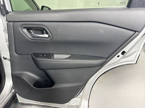 Used 2025 Nissan Rogue SV image 28