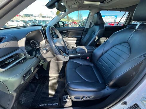 Used 2021 Toyota Highlander XLE image 17