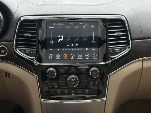 Used 2019 Jeep Grand Cherokee Overland AWD/4WD image 19