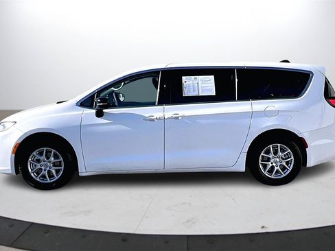 Certified 2024 Chrysler Pacifica Touring-L image 5