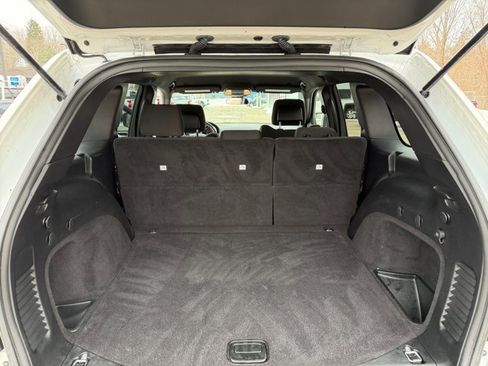 Used 2020 Jeep Grand Cherokee Laredo image 24