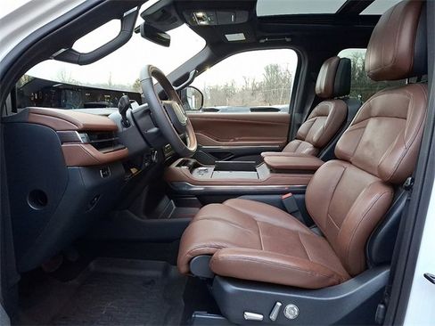 Used 2025 Lincoln Navigator Reserve image 13