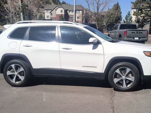 Used 2019 Jeep Cherokee Limited image 2
