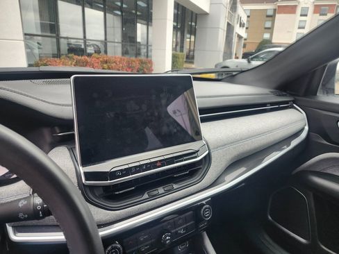 Used 2024 Jeep Compass Latitude image 13